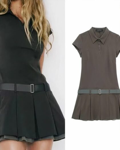 Photo d'une robe polo gris foncé plissée avec une ceinture taille basse sur la droite de la photo et sur fond blanc, la même portée par une jeune femme blonde sur le côté gauche de la photo et sur un fond gris