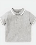 On voit un polo en coton gris