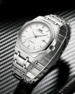 Montre argenté avec cadran blanc, élégante pour homme, sur un fond texturé noir.