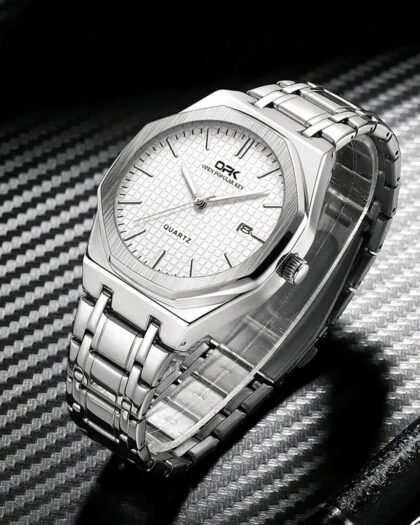 Montre argenté avec cadran blanc, élégante pour homme, sur un fond texturé noir.