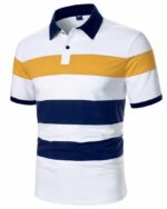 Polo blanc avec rayures bleues et jaunes sur fond blanc.