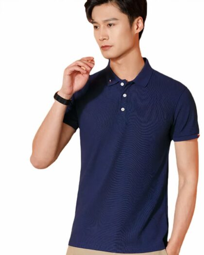 Homme portant un polo bleu sur un fond blanc.