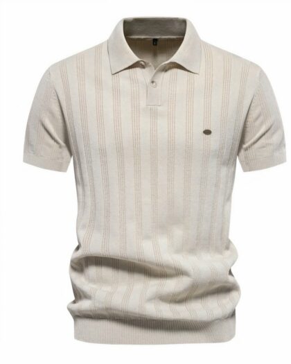 Polo beige à manches courtes sur fond blanc.