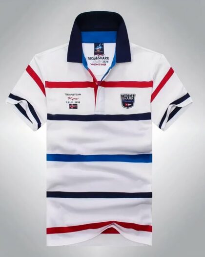 On voit un polo manches courtes blanc avec des rayures rouges et bleues. C'est un polo de rugby.