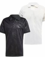 On voit deux polos de rugby blanc et noir, à l'effigie des All blacks