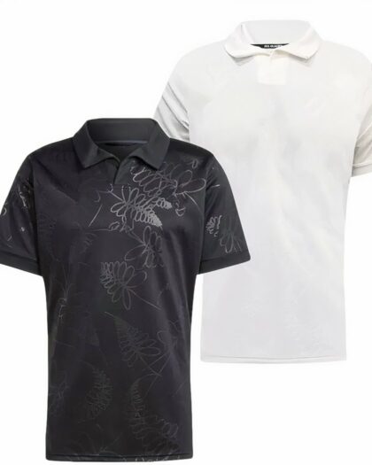 On voit deux polos de rugby blanc et noir, à l'effigie des All blacks