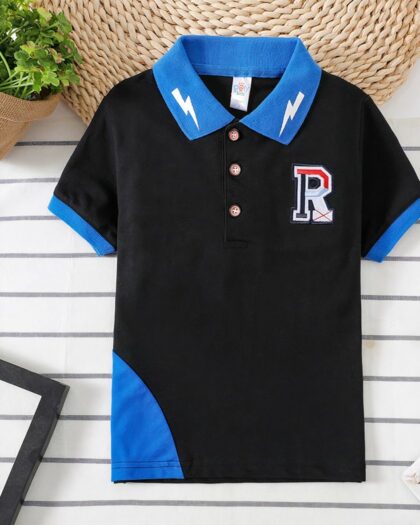 Polo de rugby noir à manches courtes pour garçon détails sur le col et écusson