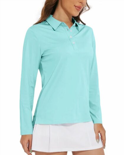 Polon à manches longues bleu clair porté par une femme en jupe blanche