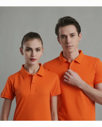 Un homme et une femme portant le même polo orange