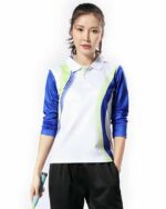 Femme portant un polo de tennis à manches longues sur fond blanc.