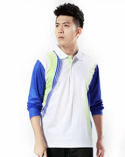 Homme portant un polo à manches longues sur fond blanc.