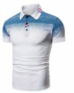 Polo blanc et bleu sur fond blanc.