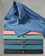 Pile de polo de couleurs différentes sur fond gris.