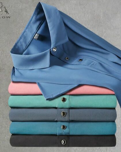 Pile de polo de couleurs différentes sur fond gris.