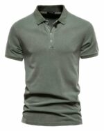 Polo vert à manches courtes sur fond blanc.