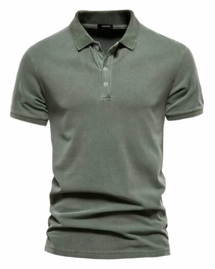 Polo vert à manches courtes sur fond blanc.