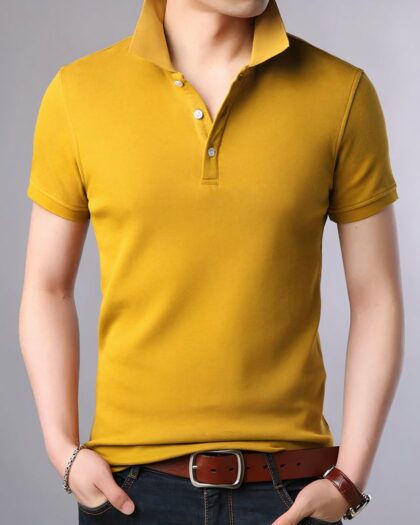 Homme portant un polo jaune à manches courtes.