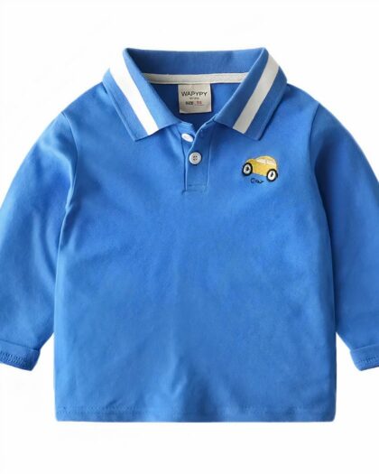 Sur fond blanc, on voit un polo en coton manches longues. Il est bleu et il a un écusson en forme de voiture sur la poitrine.