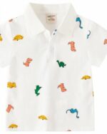 On voit un polo blanc imprimé de dinosaures multicolores.