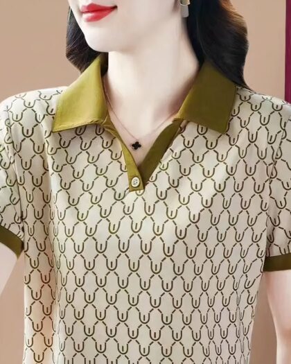 Photo d'un buste de femme portant un polo kaki et blanc à col et tours de manches kaki à un bouton sur fond vieux rose et bordeaux sur la droite