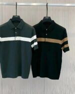 On voit deux polos suspendus à des ceintres.