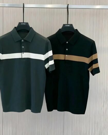 On voit deux polos suspendus à des ceintres.