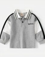 On voit un polo gris manches longues pour garçon