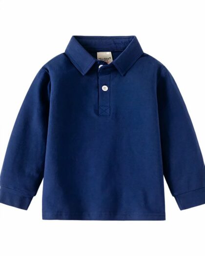 On voit un polo manches longues bleu marine pour enfant