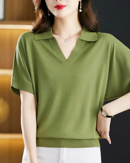 Femme portant un polo sans bouton vert.