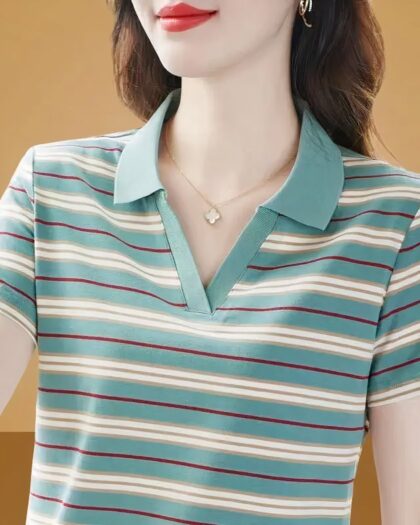 Femme portant un polo sans bouton à rayures.