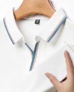 Polo blanc sur un ceintre.