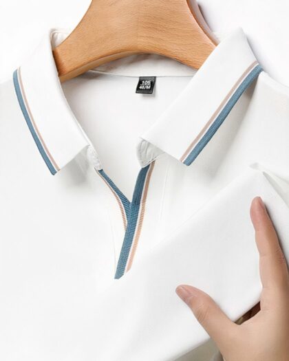 Polo blanc sur un ceintre.