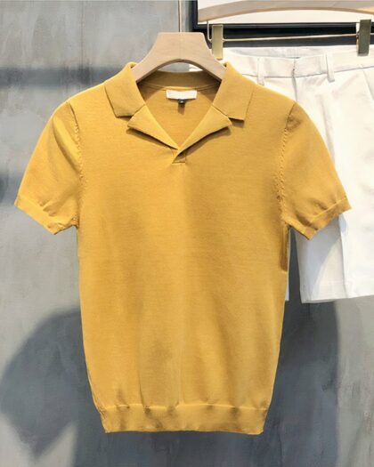 Polo sans bouton à manches courtes sur un ceintre.