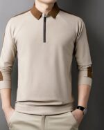 Polo beige à manches longues avec le col marron porté par un homme avec un pantalon beige