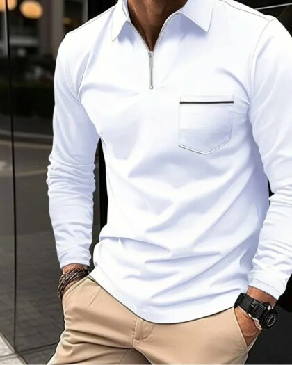 Polo à manches longues blanc avec un trait sur la poche. Porté par un homme portant un pantalon beige