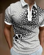 Photo d'un homme portant un polo zippé à motifs géométriques abstraits avec les main dans les poches du'n jogging.