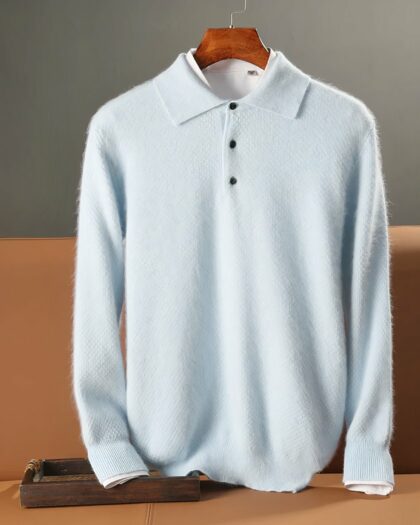 Polo bleu ciel sur un ceintre.