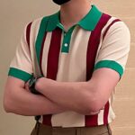 Photo d'un homme portant un polo vintage à manches courte beige rayé rouge et vert