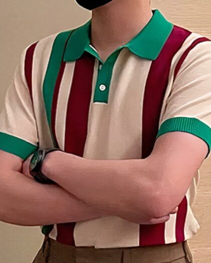 Photo d'un homme portant un polo vintage à manches courte beige rayé rouge et vert