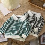 polos manches longues à marinière, avec un col et les bord-côtes en blanc. L'un est blanc et vert, l'autre bleu foncé et blanc.