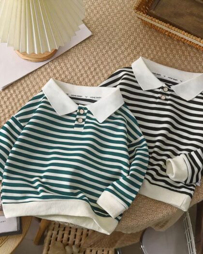 polos manches longues à marinière, avec un col et les bord-côtes en blanc. L'un est blanc et vert, l'autre bleu foncé et blanc.