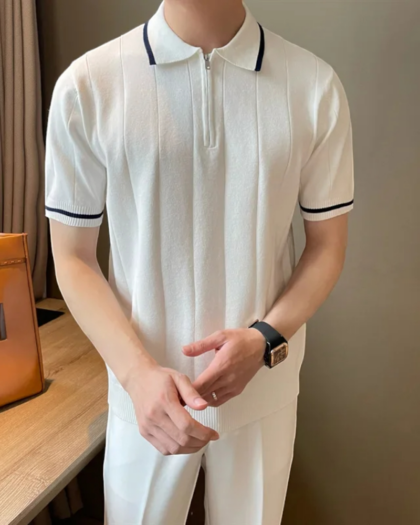 Homme portant un polo à manches courtes avec un liseré noir sur le col et les manches