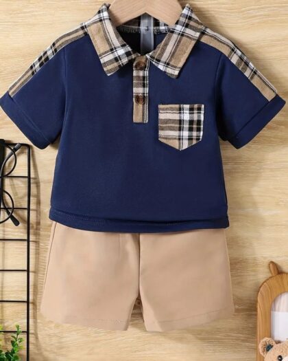 Ensemble polo et short bébé garçon, le polo est bleu marine avec un col à carreau beige, et un short beige