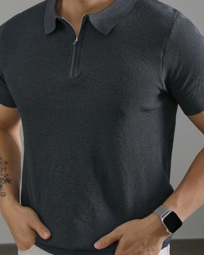 Homme portant un polo zippé en maille fine gris foncé