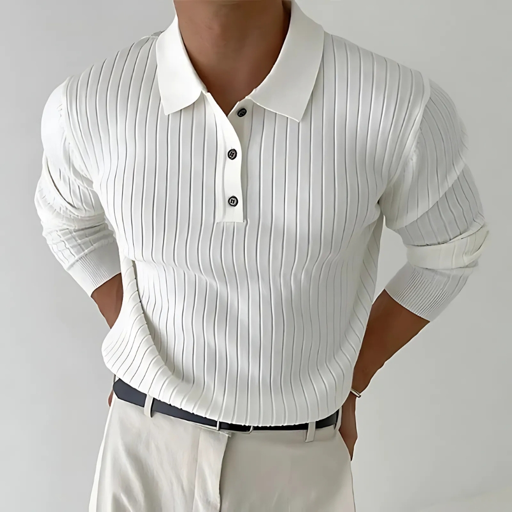 Polo blanc très élégant porté par un homme, sur fond blanc