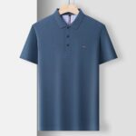 Polo bleu pour homme sur fond blanc