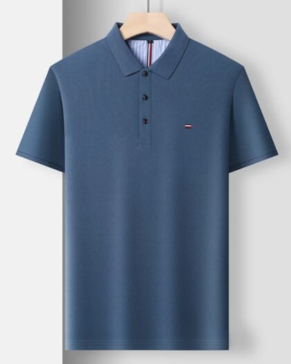 Polo bleu pour homme sur fond blanc
