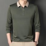 Polo kaki à manches longues porté par un homme sur fond gris