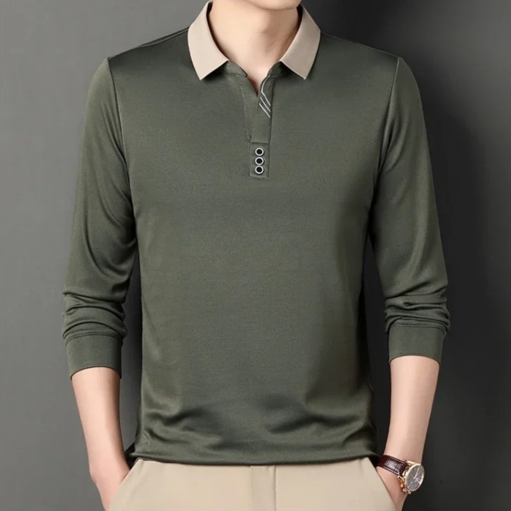 Polo manches longues à col contrasté Polo kaki à manches longues porté par un homme sur fond gris