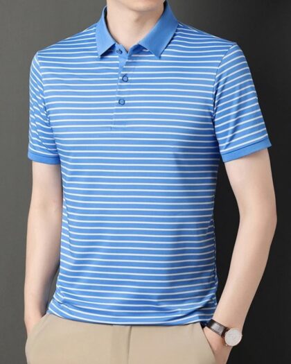 Polo marinière bleu ciel à rayures blanches portée par un homme sur fond gris